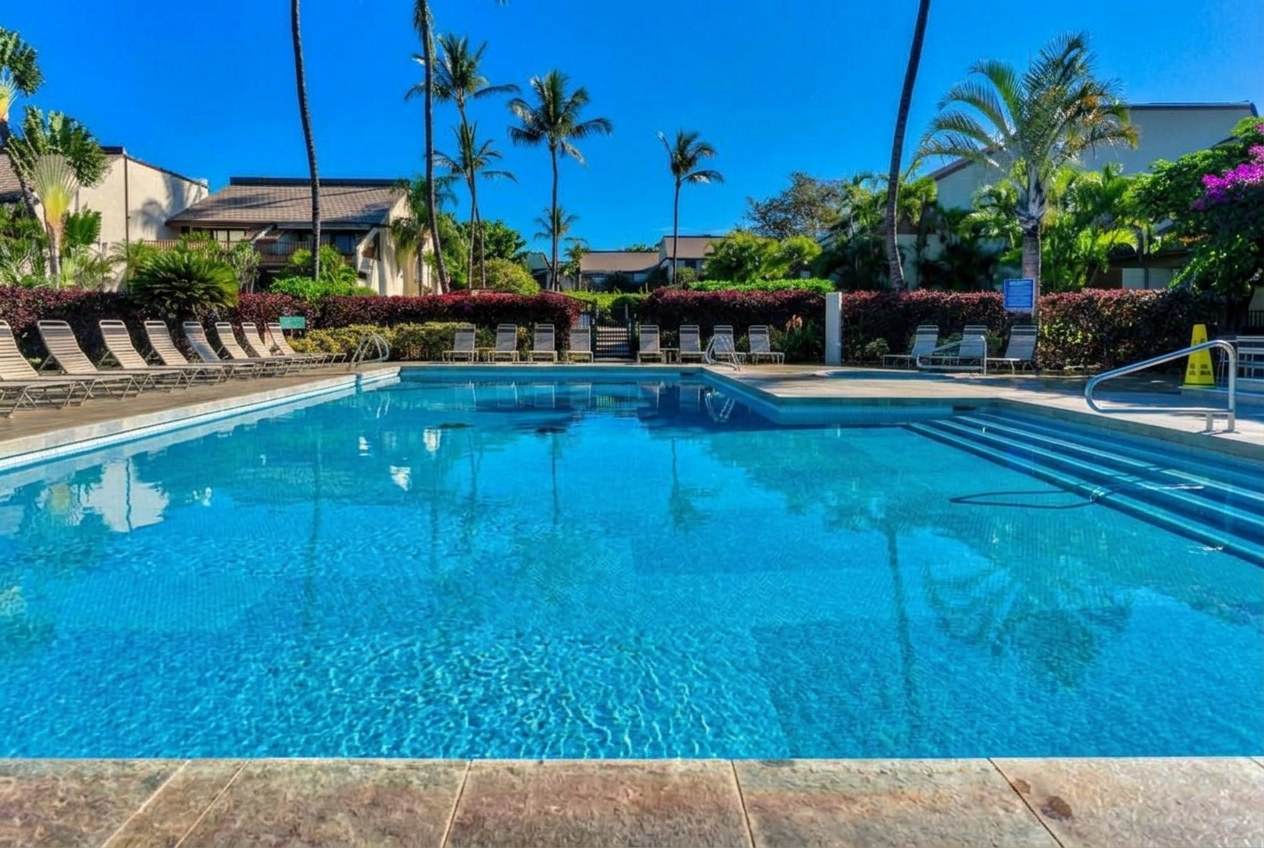 Lower Maui Kamaole pool beneath tall palms